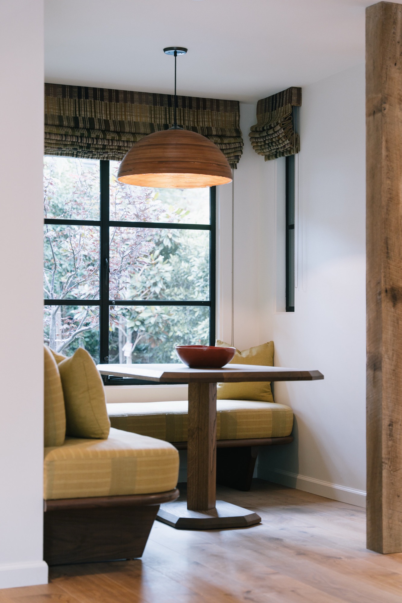 Banquette breakfast nook with pendant lamp